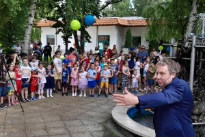 Децата на ОПТИКС празнуваха с магическото шоу на Ненчо Илчев